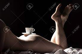 Tasse Kaffee Auf Gesäß Der Jungen Frauen Nackt; Lizenzfreie Fotos, Bilder  und Stock Fotografie. Image 56078001.