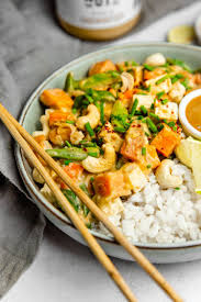 Curry De Legumes Et Tofu Cremeux A La Cacahuete Recette Tofu Curry De Legumes Plat Vegetarien