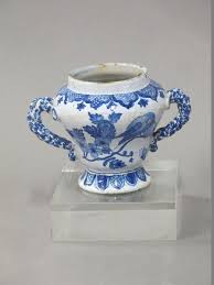 Nevers Vase Sur Piedouche A Deux Anses Torsadees En Faience A Decor Feuillage En Camaieu Bleu Xviiieme Siecle Hauteur 11 5cm Manque L Faience Vase Nevers