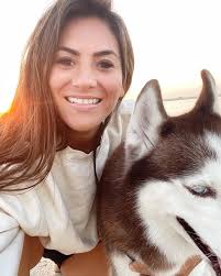 Always trying to get the perfect Husky selfie 🤯 Huskies, Sunsets, the  gorgeous Dubai skyline and the Ocean! Life's beautiful little pleasures! •  🩷🩷 Caroline • • #dubai #huskies #mydubai