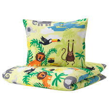 Il cotone è un materiale naturale il cotone utilizzato per i prodotti ikea è coltivato con meno acqua e pesticidi rispetto al cotone. Djungelskog Copripiumino E Federa Animali Verde 150x200 50x80 Cm Ikea It