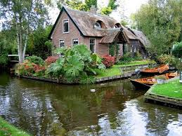 The Village Giethoorn In Norway Has No Roads And No Cars Just Canals Giethoorn Places Beautiful Places
