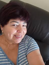 Yo soy esta ..La que carga con 61 otoños en la piel ,la que se presenta sin  filtros en su rostro, la que no se detiene a pedir permiso ni a pedir