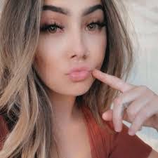 Hannah Chappelear's Instagram, Twitter & Facebook