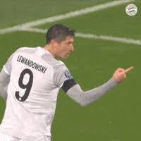 Lewandowski z fryzurą na idola młodości. Lewandowski Gifs Get The Best Gif On Giphy