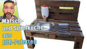 ᐅ matschküche selber bauen aus paletten & obstkisten diese tolle diy matschküche aus paletten und obstkisten für den garten lässt kinderherzen höher schlagen. Spielkuche Aus Europaletten Matschkuche Oder Gartenkuche Fur Den Kindergarten Neu Youtube