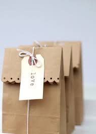 Esta es una buena idea para hacer en una cartulina estampada, o papel de regalo de buen grosor. Como Envolver Tus Regalos Con Papel Kraft De Un Forma Original Y Creativa Invitaciones Y Detalles Originales