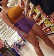 Morena guapa en licra entallada captada en la calle