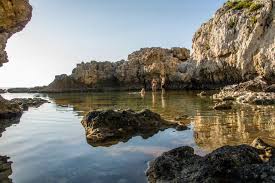 L'avis du guide vert michelin, infos pratiques, carte et calcul d'itinéraire la plage de piscine di venere est spectaculaire avec ses eaux azur et ses rochers immergés blancs. Piscina Di Venere Milazzo