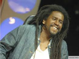 Ça veut dire l'homme qui a beaucoup souffert a aussi beaucoup appris. 经历过很多痛苦的人也学会了很多知识。 Deces A L Age De 53 Ans De Tonton David Le Roi Du Reggae Francais