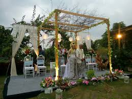 Apabila memiliki halaman rumah yang cukup luas, anda bisa menggunakan lokasi tersebut. Pesta Pernikahan Sederhana Dan Unik Dengan Konsep Outdoor Wedding Halaman 1 Kompasiana Com