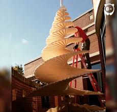 Sebuah ide yang unik kita sebenarnya dapat menggunakan apa saja untuk mewujudkan imajinasi. Pohon Spiral Unik Jadi Hiasan Natal Sekaligus Kotak Amal Merdeka Com