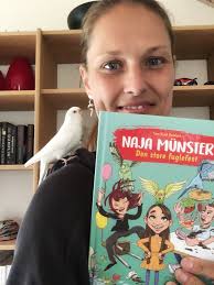 Dagens anbefaling kommer fra min nærmeste og eneste kollega her på  hjemmearbejdspladsen💻 Pippi (Det hedder hun altså), anbefaler alle  youtube-glade børn at læse serien med Naja Münster. Specielt er Pippi glad  for