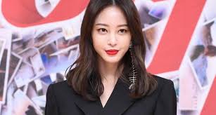 She made her acting debut in the sitcom nonstop 4 (2003), and has since played leading roles in television dramas such as couple. V Live