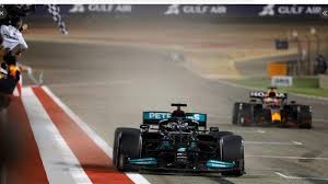 The red bull driver, flawless today, sails over the finish line 22secs ahead of hamilton, who did brilliantly to recover after a max verstappen passes his team celebrating on the pitwall photograph: Hasil Kualifikasi F1 Gp Emilia Romagna 2021 Hamilton Raih Pole Position Perez Asapi Verstappen Tribun Jatim