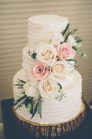 Schlichte Hochzeitstorte Mit Schoner Rosendeko Tres Bon Conseil 2020 Cicek Suslemeli Pastalar Hayalimdeki Dugun Sade Dugunler