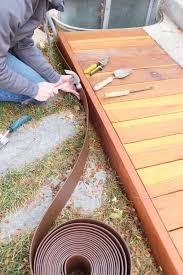 Wie Man Die Seiten Ihres Niedrigen Decks Mit Terrasse Brett Schutzt Hausemag Com Hinterhof Terrasse Schwimmende Plattform Low Deck