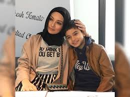 Lebih dikenali dengan nama komersial, noor nabila atau nabila. Netizen Jatuh Cinta Dengan Mata Adik Lelaki Neelofa Media Hiburan