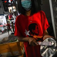 „wir sind zutiefst besorgt über die festnahme politischer führungspersönlichkeiten und zivilgesellschaftlicher aktivisten, darunter staatsrätin aung san suu kyi und präsident win myint, sowie über die gegen die medien getroffenen maßnahmen, heißt es in einer gemeinsamen erklärung, die am mittwoch veröffentlicht wurde. Myanmar Der Beginn Eines Dunken Kapitels Politik