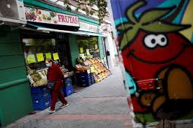 La comunidad de madrid relaja desde hoy algunas de las restricciones contra el coronavirus.desde este jueves, el comienzo del toque de queda se retrasa de las 22:00 a las 23:00 horas y se permite. Coronavirus Madrid Levantara El Lunes Restricciones A La Movilidad En Diez Zonas De Salud Publico
