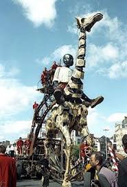 Royal de luxe et le géant reviennent de ce voyage en 1998, accompagnés d'un enfant noir de six mètres de haut. Bbc London Features Royal De Luxe Photos Puppetry Giraffe Theatre Arts