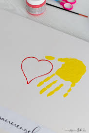 Handabdrucke Und Fingerfarben Familienbild Geschenkidee Meinestube Auf einem spaziergang kleine, möglichst gerade und trockene stöckchen sammeln, sie zu einer herzform kürzen und irgendwo aufkleben. handabdrucke und fingerfarben