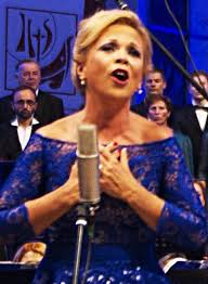 Luc besson schuf ein actionreiches und buntes mittels eines fingierten gewinnes beim preisausschreiben soll er nach fhloston paradise (einem kreuzfahrtschiff im weltall) reisen und sich mit der diva plavalaguna (maïwenn le besco) treffen. Inva Mula Wikipedia