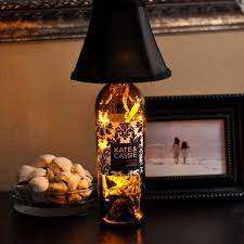 Que faire des bouteilles vides ? Deco Recup Avec Des Bouteilles De Vin Vides En 20 Idees Diy Bouteilles De Vin Vides Lampes Bouteille Bouteille De Vin