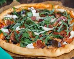 Pizza Allegee Figue Jambon Cru Et Roquette Aux Paillettes De Mozzarella Recette Pizza Recettes De Figues Recette