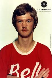 Zijn sporen heeft hij inmiddels meer dan verdiend bij onder andere afc ajax, fc louis van gaal is een klassieke trainer met moderne ideeën. Mothersoccer Mothersoccernl Manchester United Football Club Football Club Football Awards