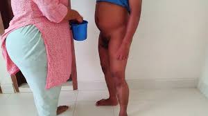 Moti Gand Vali Gujarati Aunty Bete Ke Bal Kat Rahe the Jab Usake Bete Ne  Use Gand Mari