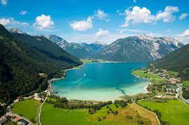 Er bildet mit dem achental die grenze zwischen karwendelgebirge im westen und brandenberger alpen im osten. Achensee Der Grosste See Tirols Der Varta Fuhrer