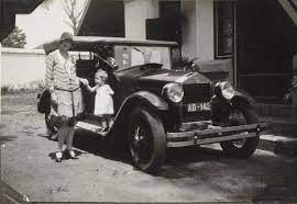 Mevrouw E Ina Ordelheide Le Bell Met Dochter Hertha Bij Een Auto Vermoedelijk Te Delanggoe Ten Westen Van Soerakarta 1929 Indonesia