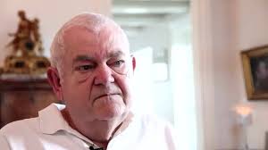 Alle kan få brug for førstehjælp. Det ved 71-årige Mogens Simonsen., En  ulidelig varm solskinsdag i starten af juni sidste år kører hans kone  65-årige Karla Simonsen afsted i bilen for at hente ham. ...