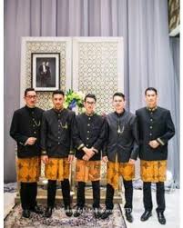 Pakaian adat sunda untuk rakyat menengah ini terdiri dari baju bedahan dan kebaya. 5 Baju Adat Pengantin Jawa Barat Sering Jalan