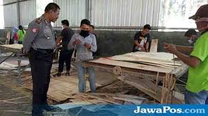 Check spelling or type a new query. Polisi Imbau Pekerja Pabrik Triplek Utamakan Keselamatan