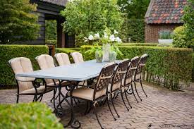 smeedijzeren tuintafel met belgisch hardstenen blad achtertuin schuurtjes buitendecoraties tuintafels