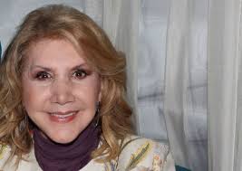 Η λιτσα πατερα γεννήθηκε στην αλεξανδρούπολη σε μία από τις αλλεπάλληλες μεταθέσεις του πατέρα της, ο οποίος ήταν στρατιωτικός. Litsa Patera 8a Epairna Thn Elenh Menegakh Sth Sxolh Moy Fay S Book