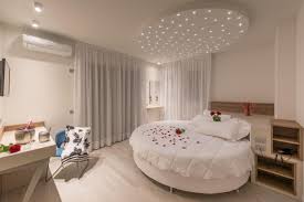 Letto bon ton di lettissimi in tessuto o ecopelle prezioso ed letto modello immagine con giroletto tondo: Queen Vista Mare