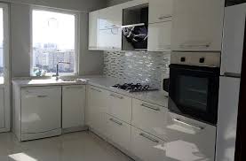 Gri mutfak modelleri ise bu duvarlara monte edildiğinde görsel bir tezat oluşturmaz. Beyaz Akrilik Mutfak Dolabi Modelleri Feza Mutfak