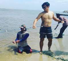 Dion wiyoko dikenal sebagai seorang aktor, model video klip, sekaligus bintang sinetron tanah air. Mrvvip On Twitter Dion Wiyoko Shirtless Fishing In Sawi Island West Borneo Selebwatch