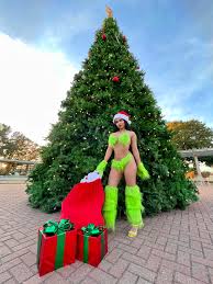 Xochavella plays How the Grinch stole Christmas : rCosplayNation