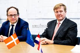 Als koolmees nu nog wakker geschud moet worden dan heeft hij wel heel lang geslapen! Haarlem King Willem Alexander And Minister Wouter Koolmees Van Financien During A Working Visit To Meat Products Compa European Royalty Dutch Royalty Haarlem