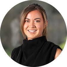 Amanda Downer's Instagram, Twitter & Facebook