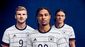 Wir zeigen dir hier alle infos zu den wales trikots, dem team & der em 2016. Dfb Stars Zeigen Das Neue Trikot Fur Die Em 2020 Stern De