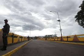Con el estado de excepción puede disponer de recursos sin control del parlamento, y de bienes y mercancías de privados para garantizar abastecimiento. Esto Es Lo Que Significa Un Estado De Excepcion En Venezuela El Pitazo