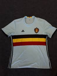 Die nationalspieler tragen ihre rückennummer auf dem wm trikot von hersteller adidas, welches über einen auffälligen brustprint auf dem roten shirt verfügt. Fussballmannschaft Belgien Auswartstrikot Blau Em 2016 Belgien Fussball Fanshop Belgien Fussballtrikot Rote Teufel Fanshop Oktoberfest Trachten Dirndl Decorshop Kohl