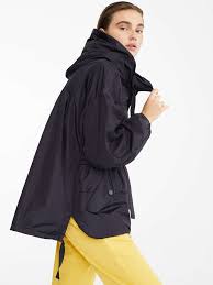 With the item in its original shape, roll it up in the towel (like a sleeping bag) to remove excess water. Water Repellent Taffeta Raincoat Ultramarine Alete Max Mara Raincoat Max Mara Fashion