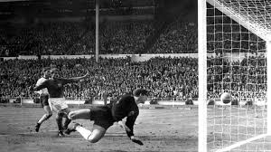 A alemanha começou melhor, mas a inglaterra equilibrou a primeira etapa com o passar do tempo. Jogos Inesqueciveis Da Copa Inglaterra X Alemanha Em 66 Uma Discussao Eterna Copa Do Mundo Ge