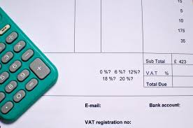 Adnotacja ZW lub NP a stawki VAT na fakturze